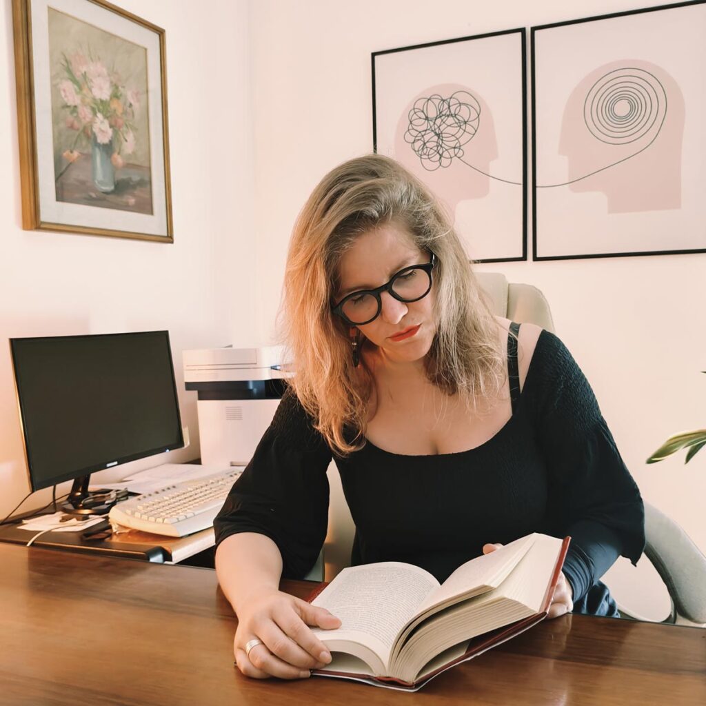 Rachele Bertelli Psicologa nel suo studio leggendo il Libro Rosso di Carl Gustav Jung